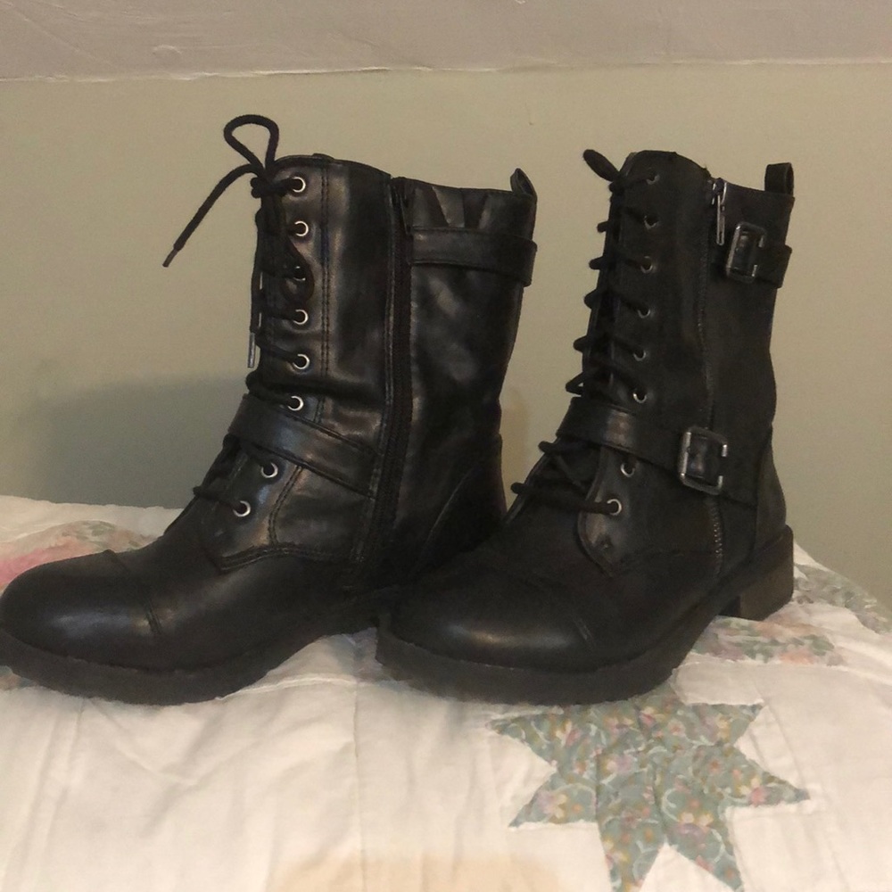 Black boots White Mountain